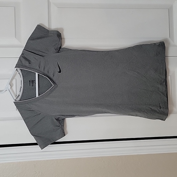 Nike Pro Fitted Womens Size XS Short Sleeve Shirt Dri-Fit V-Neck Top Gray CL1-2 - Picture 1 of 6